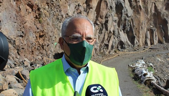050721 Casimiro Curbelo, presidente del Cabildo Insular de La Gomera, durante su visita a las obras de estabilización del talud de Enchereda