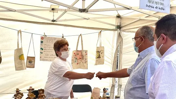 230921 Casimiro Curbelo y Miguel Melo, durante una muestra de artesanía