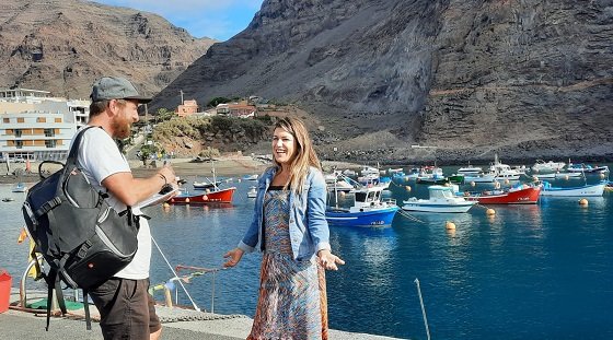 261021 La consejera insular de Turismo, María Isabel Méndez, junto al periodista noruego durante su visita a la isla