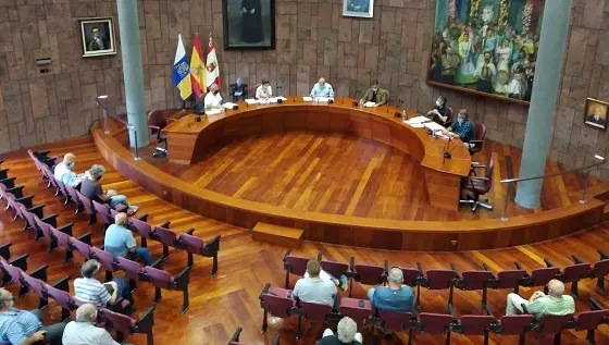 291021 El presidente del Cabildo, Casimiro Curbelo, durante la reunión con el director general de Agricultura del Gobierno de Canarias y las comunidades de regantes de la isla