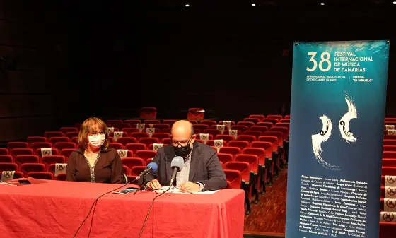 201221 La consejera insular de Cultura, Rosa Elena García, junto al director del FIMC, Jorge Perdigón, durante la presentación del programa del Festival en La Gomera