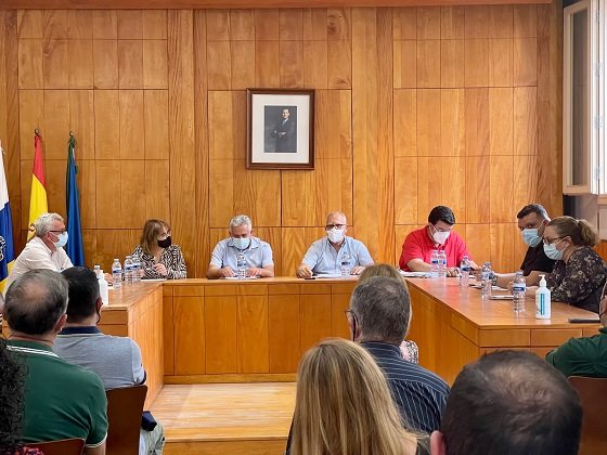 110222 Casimiro Curbelo y Rosa Elena García, junto a representantes locales de Valle Gran Rey, durante el encuentro con entidades y asociaciones del municipio