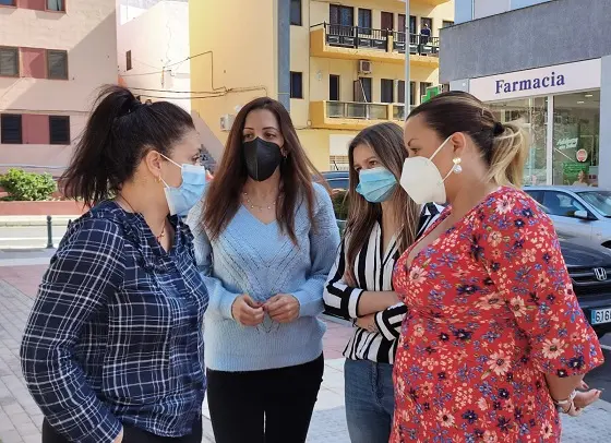 170222 La consejera insular de Política Social, Beatriz Santos, junto a las profesionales del equipo multidisciplinar de atención a la infancia y la familia