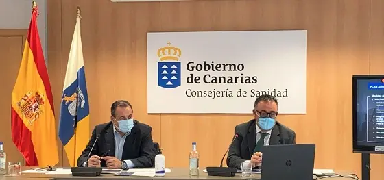 el-consejero-de-sanidad-del-gobierno-de-canarias-blas-trujillo-y-el-director-del-servicio-canario-de-la-salud-conrado-dominguez