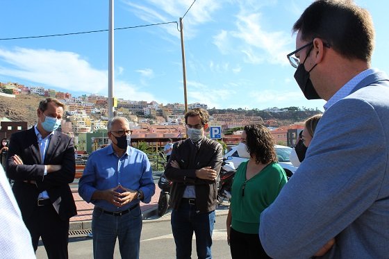 130622 Casimiro Curbelo, junto a representantes regionales, insulares y locales, durante una visita a las obras del centro sociosanitario de San Sebastián
