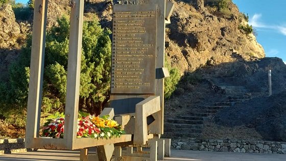 110922 Coronas de flores a pie del monumento en recuerdo de las víctimas del incendio de 1984