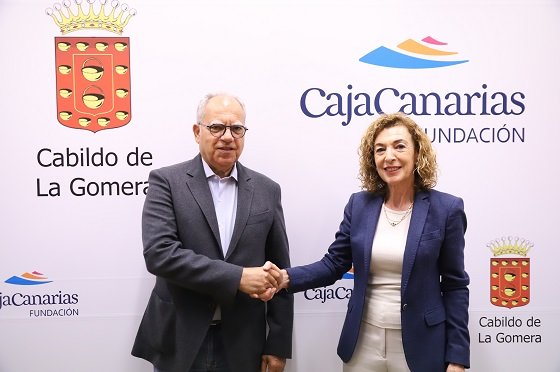 131222 El presidente del Cabildo de La Gomera, Casimiro Curbelo, y la presidenta de la Fundación CajaCanarias, Margarita Ramos, durante la firma del convenio de colaboración
