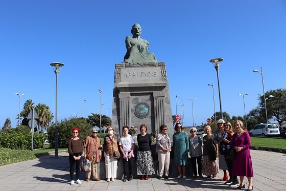 Algunas de las personas que asistieron a la ofrenda floral ante la estatua de Galdós