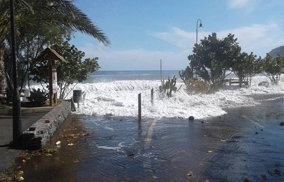 el mar sube a la avenida maritima de Playa de santiago