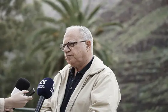 230323 Casimiro Curbelo atendiendo a los medios de comunicación (1)