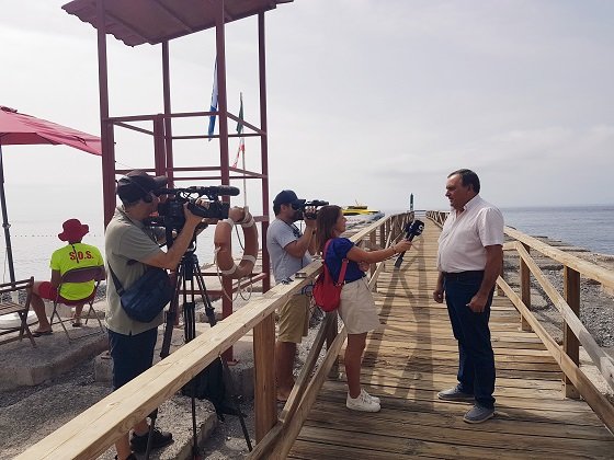 Alcalde y medio de comunicación en el izado de Bandera Azul 23 Playa de Santiago