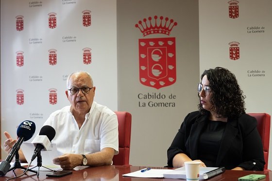 021123 El presidente del Cabildo de La Gomera, Casimiro Curbelo, y la consejera insular de Movilidad, Cristina Ventura
