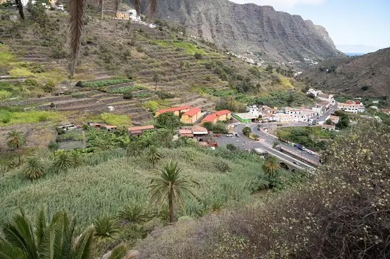 141123 acceso entre la GM-1 en la zona de Los Roques, en Hermigua